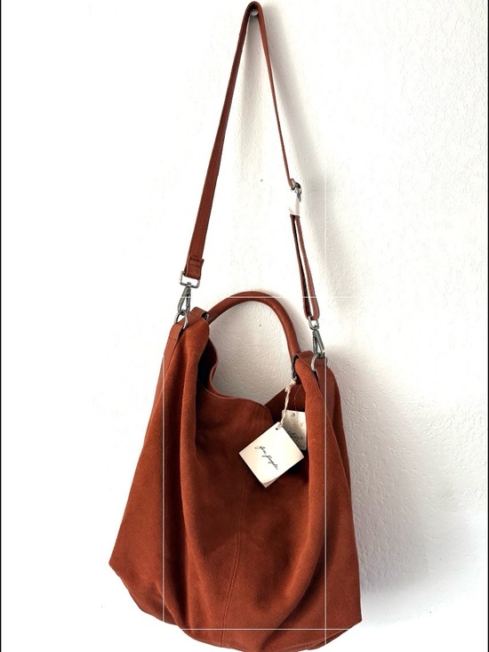 Free People Handbags - Free People Suzy Slouch leather Shoulder Bag in In between brown